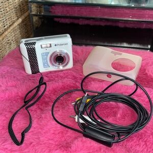 EUC POLAROID i531 digital camera. 
Resolution: 5.0 megapixels
Z